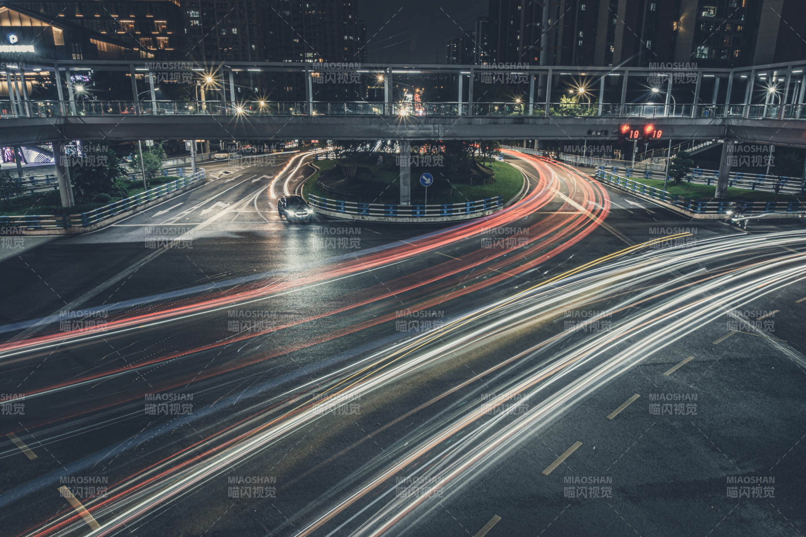 城市夜景車流光影交錯