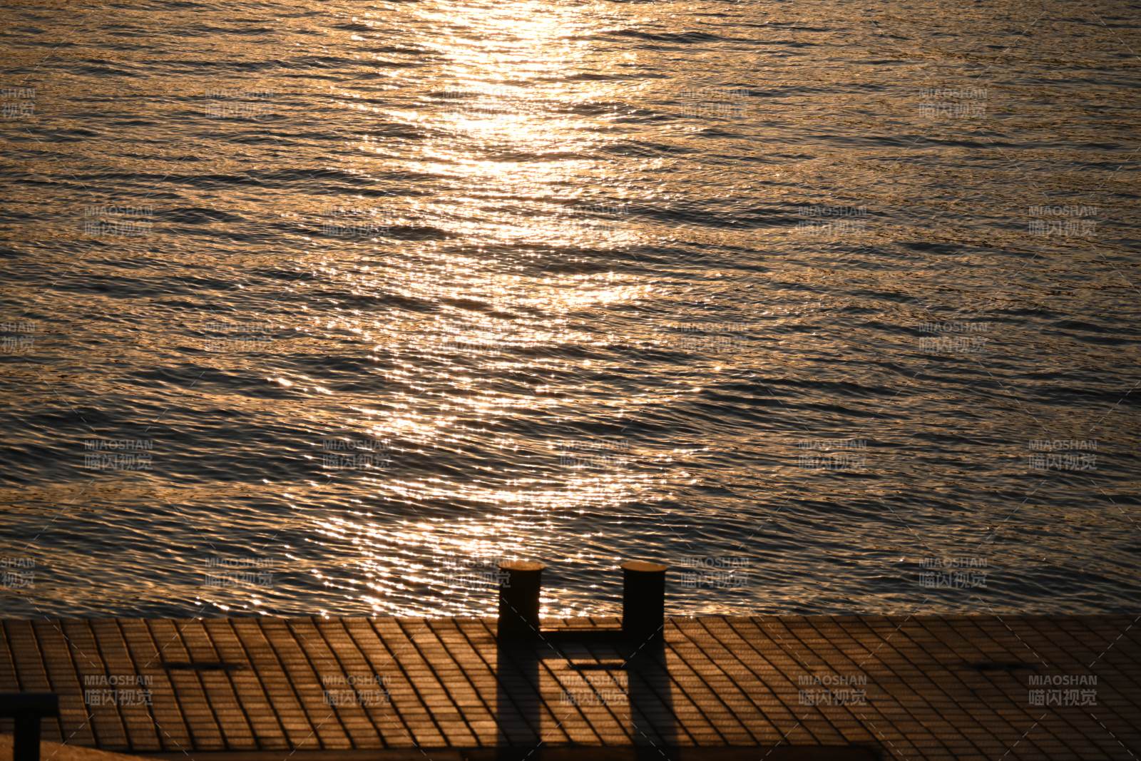 夕陽下的海面與欄桿