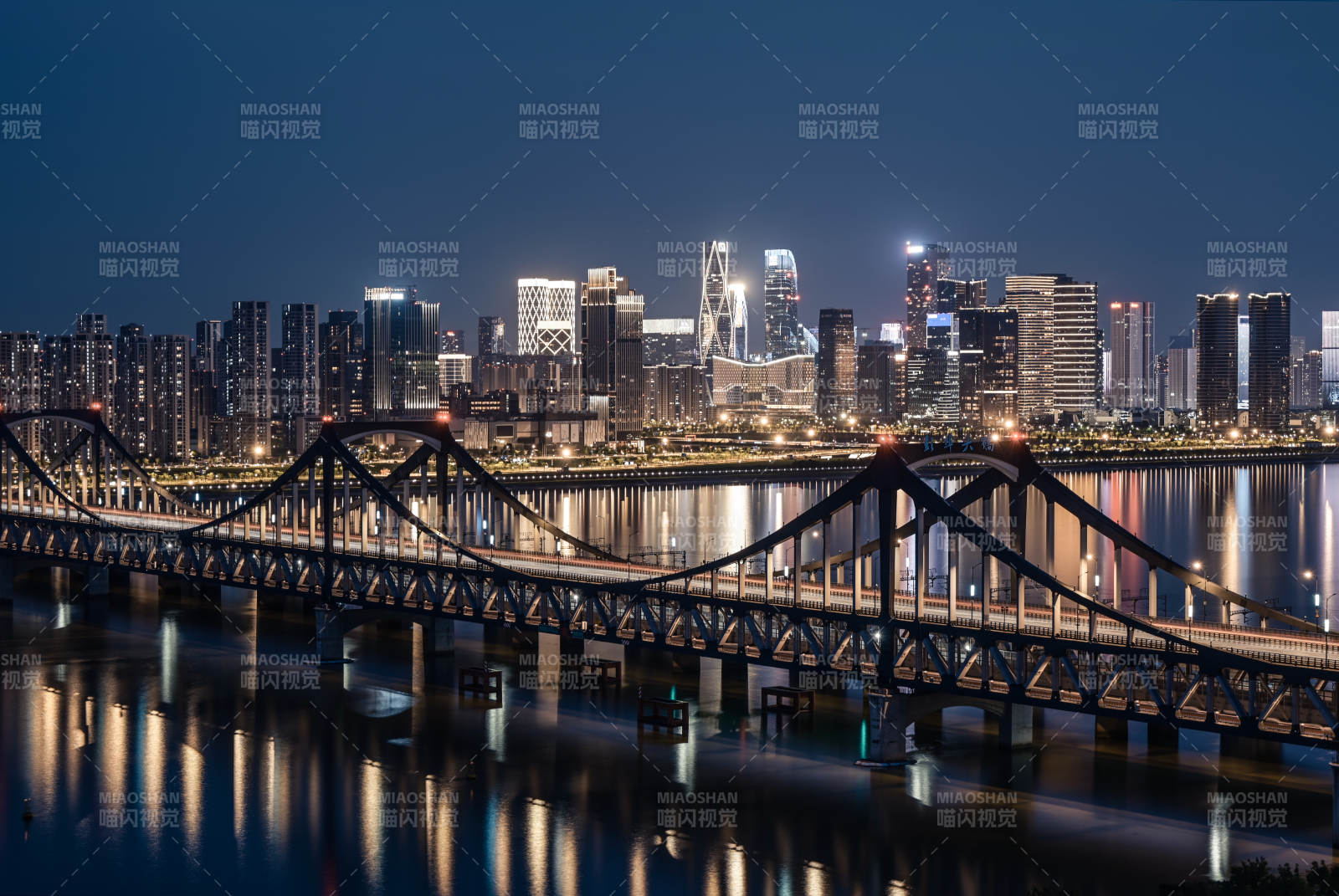 夜景城市與橋梁倒影
