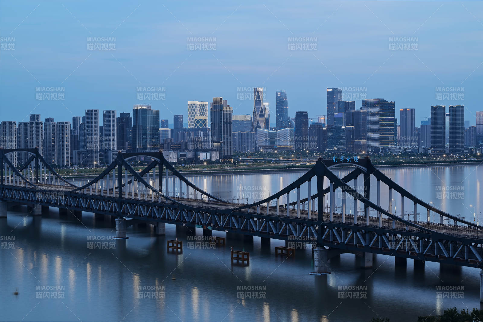 城市夜景與大橋倒影