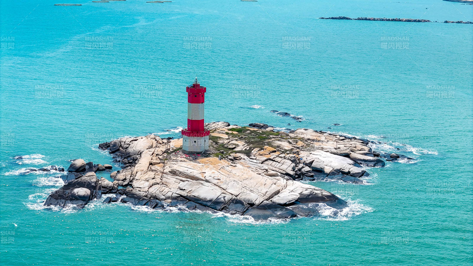 海島燈塔映碧海