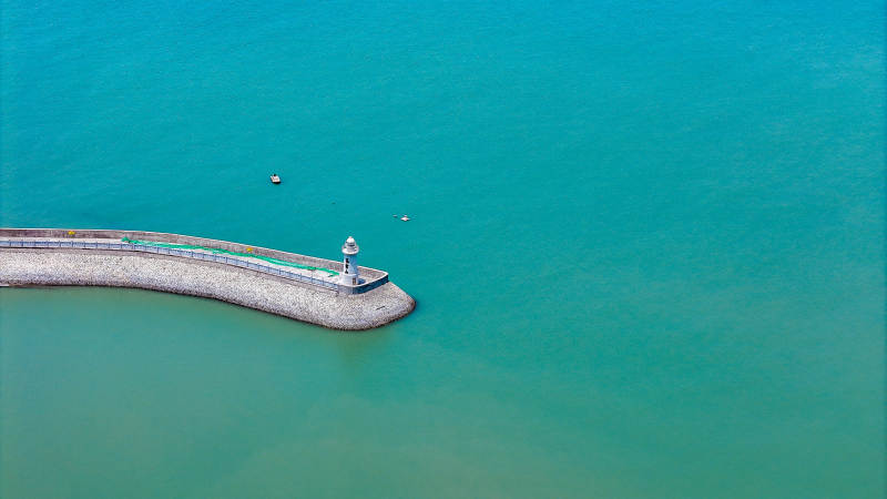 海港燈塔靜謐風光