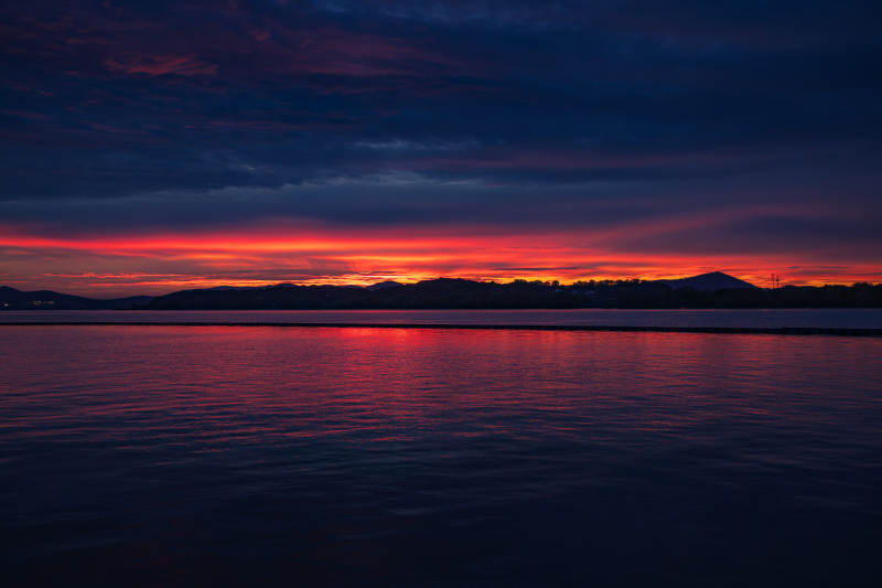 湖畔夕陽映彩霞