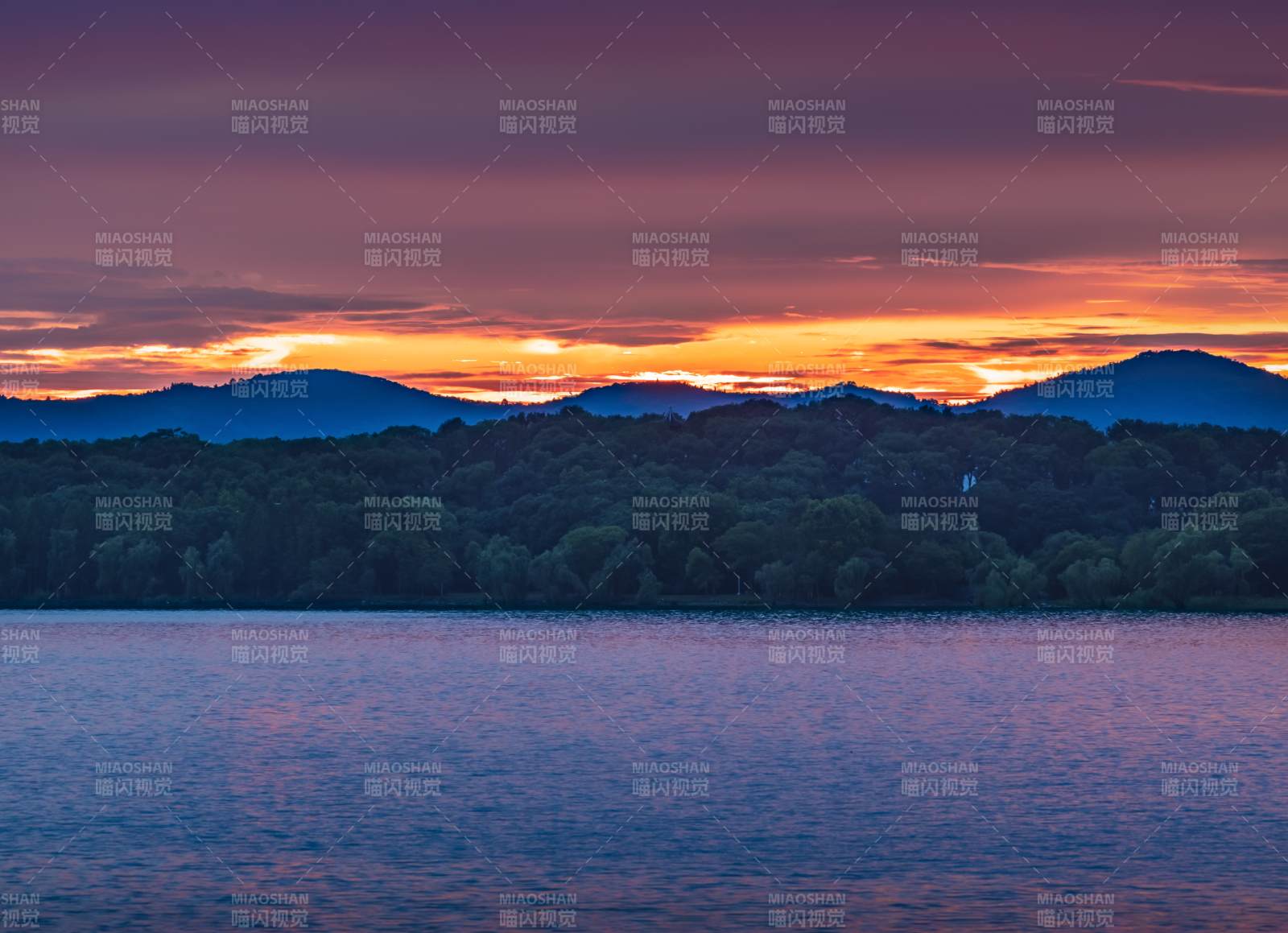 湖畔夕陽映山林