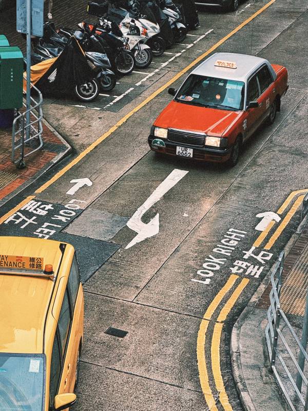 香港街頭出租車與路標
