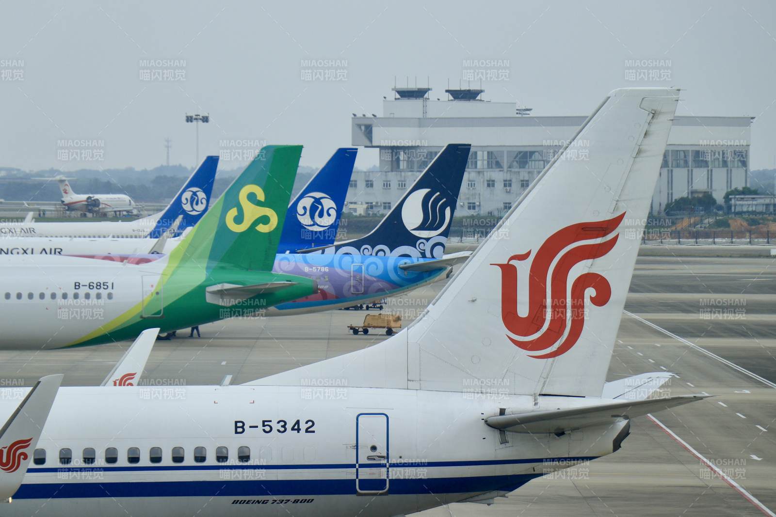 機場停機坪上的飛機尾翼