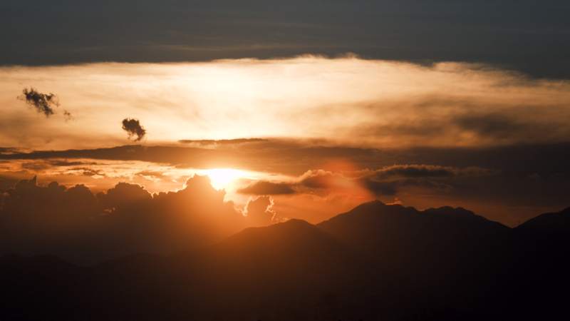 夕陽西下 山巒剪影