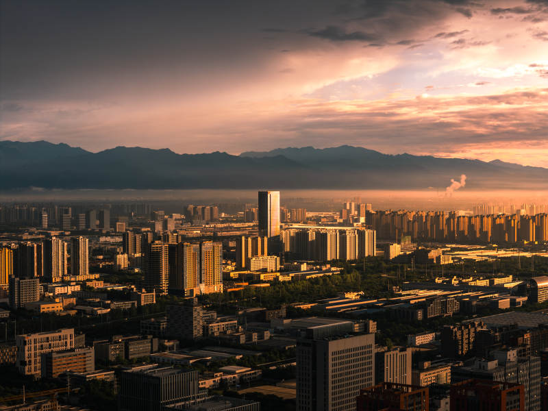 城市黃昏 山影朦朧