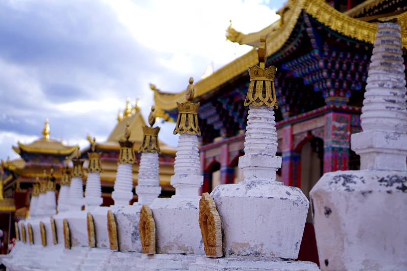 西雙版納藏式寺廟與白塔群景