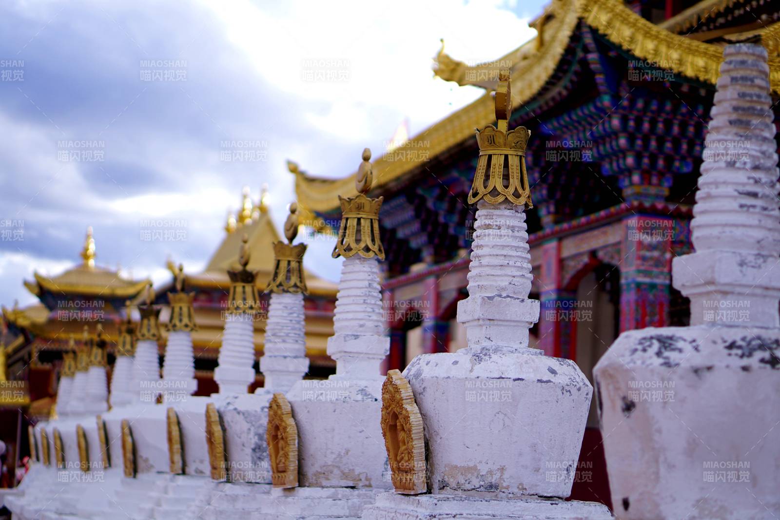 西雙版納藏式寺廟與白塔群景
