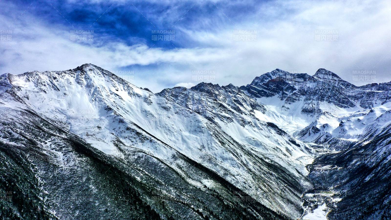 九寨溝巍峨的雪山