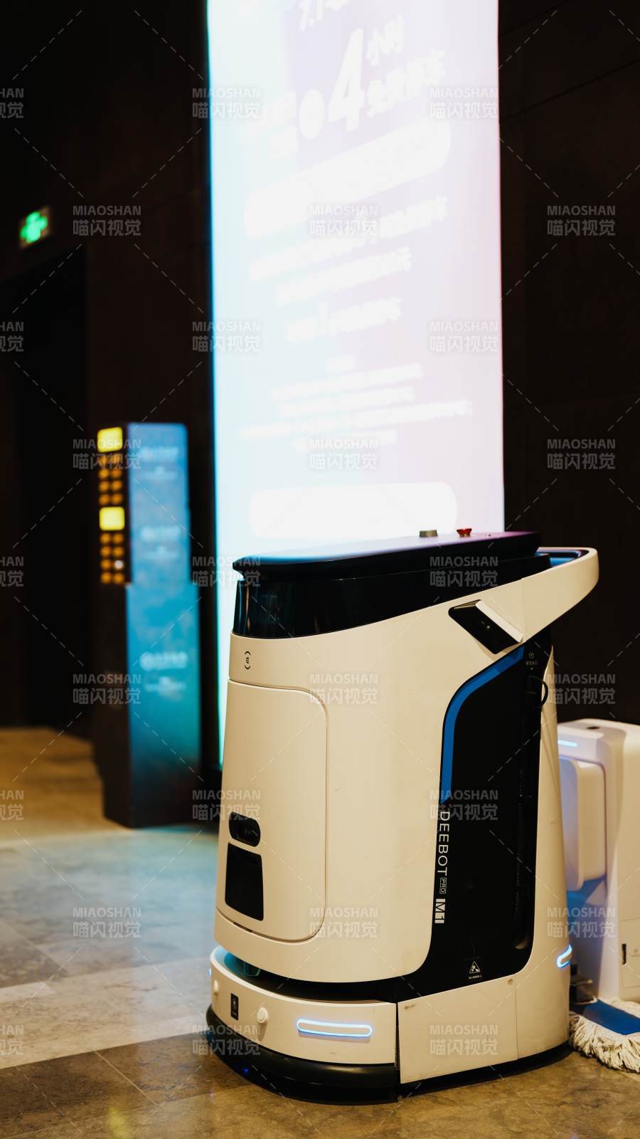 智能掃地機器人展示