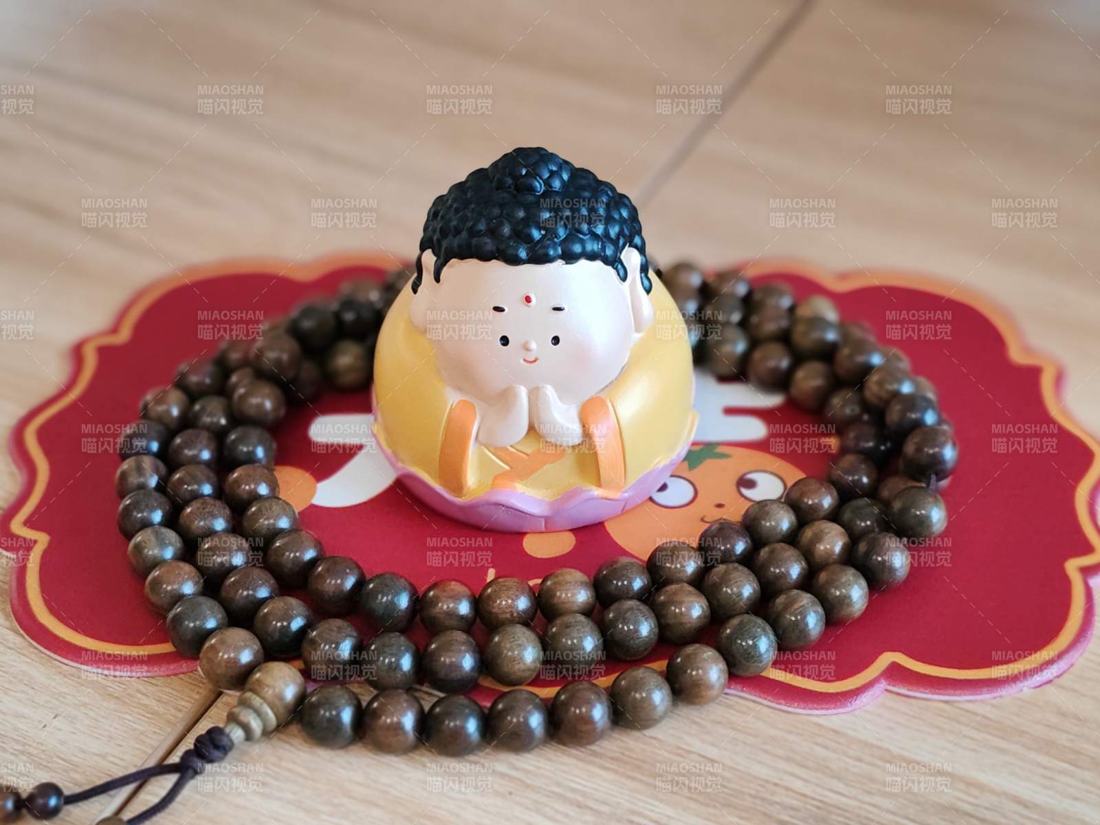 佛珠與小佛像的靜謐組合