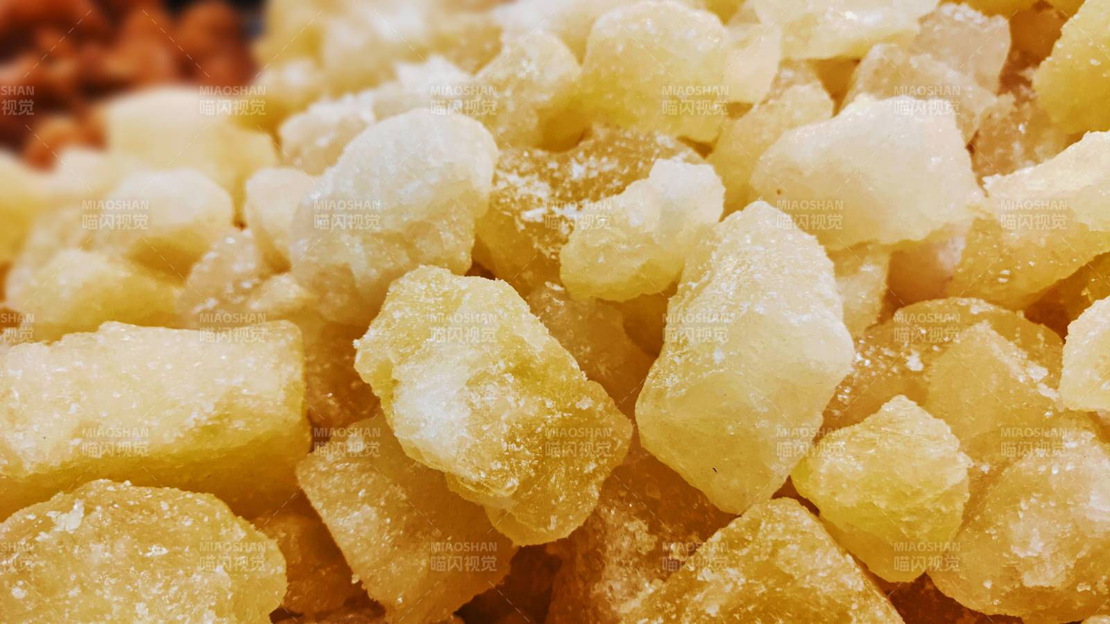 晶瑩剔透的糖漬水果塊