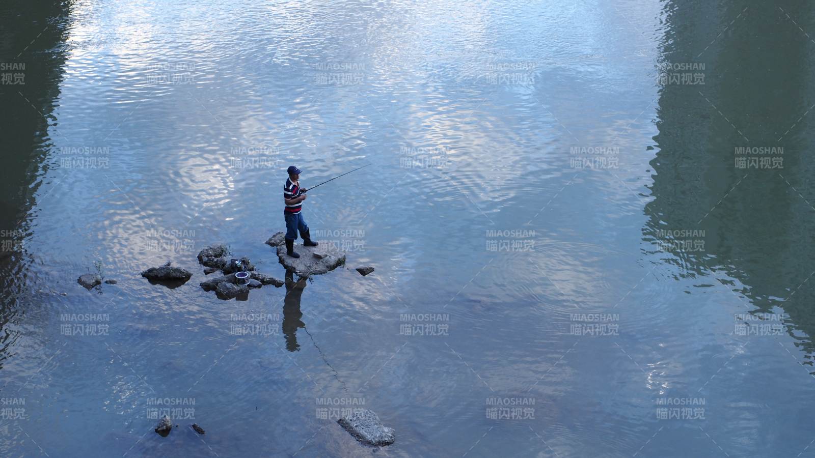 河中垂釣 靜謐時(shí)光