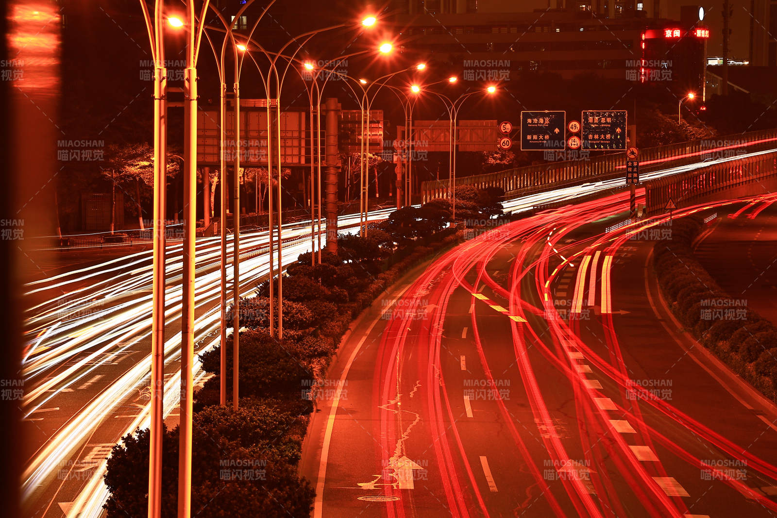 夜幕下的城市車流光影