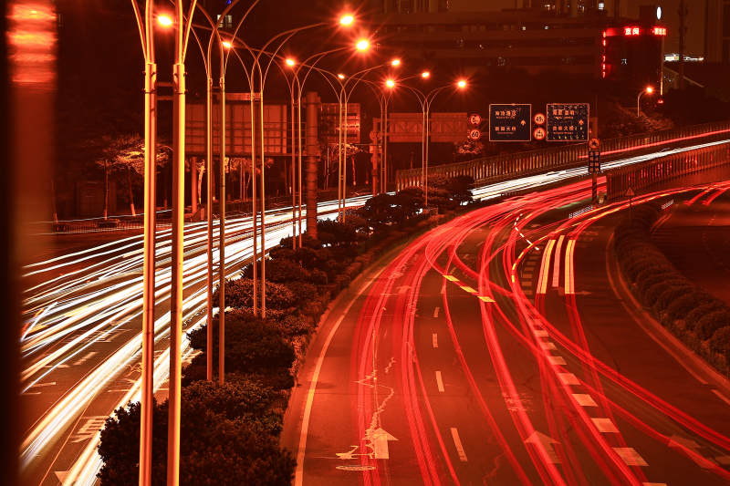 夜幕下的城市車流光影