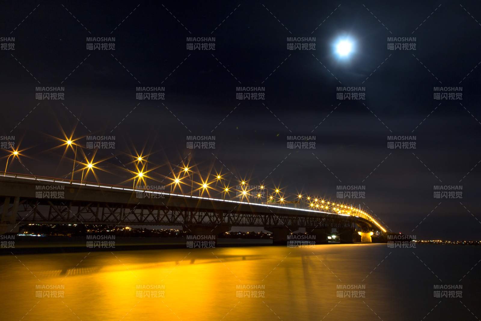 夜幕下的大橋與明月