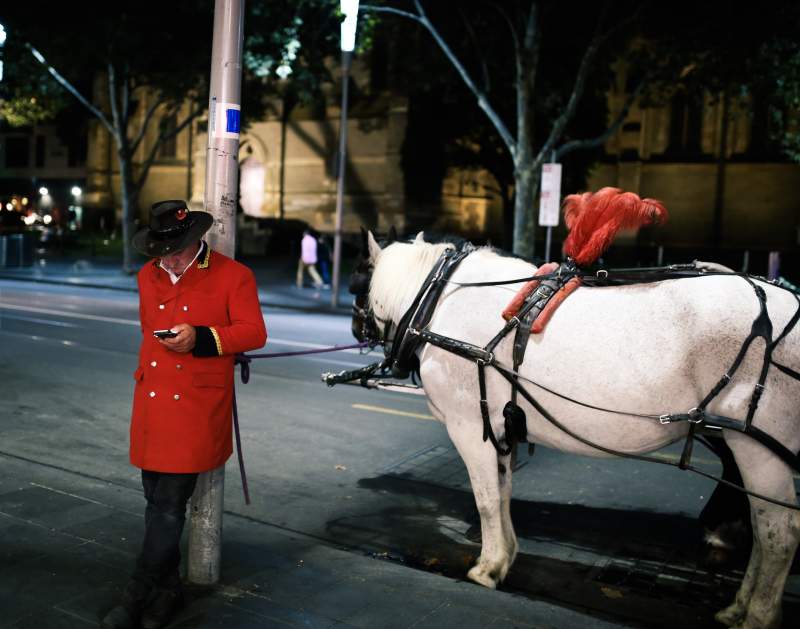 夜色中的馬車與紅衣人