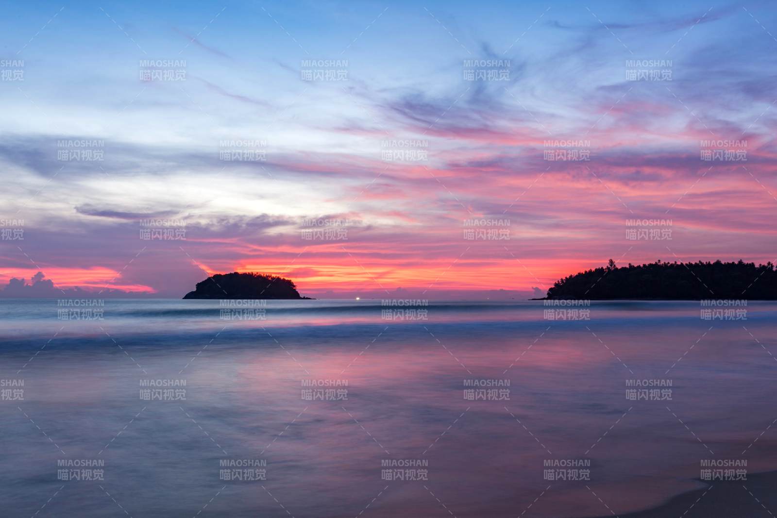 夕陽下的海島剪影