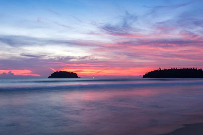 夕陽下的海島剪影