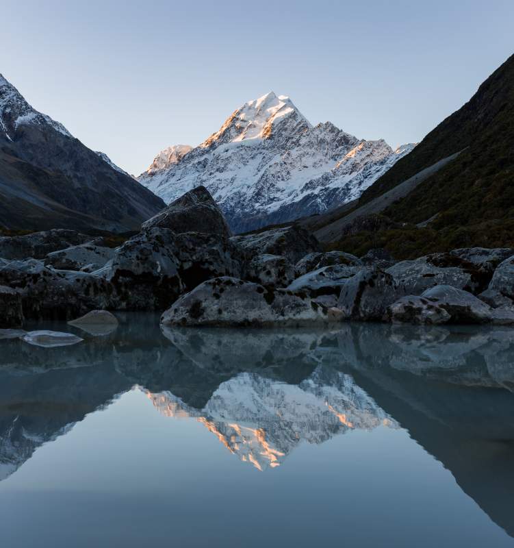 雪山倒影湖面靜謐美景