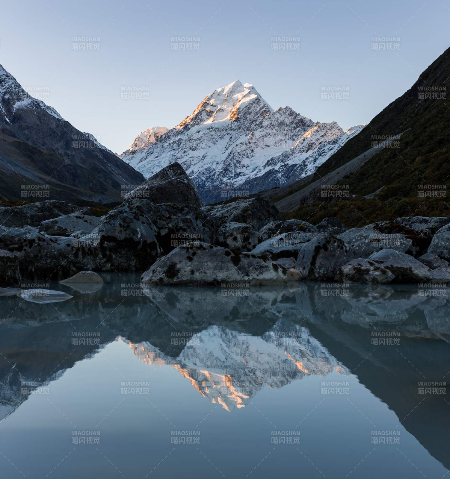 雪山倒影湖面靜謐美景