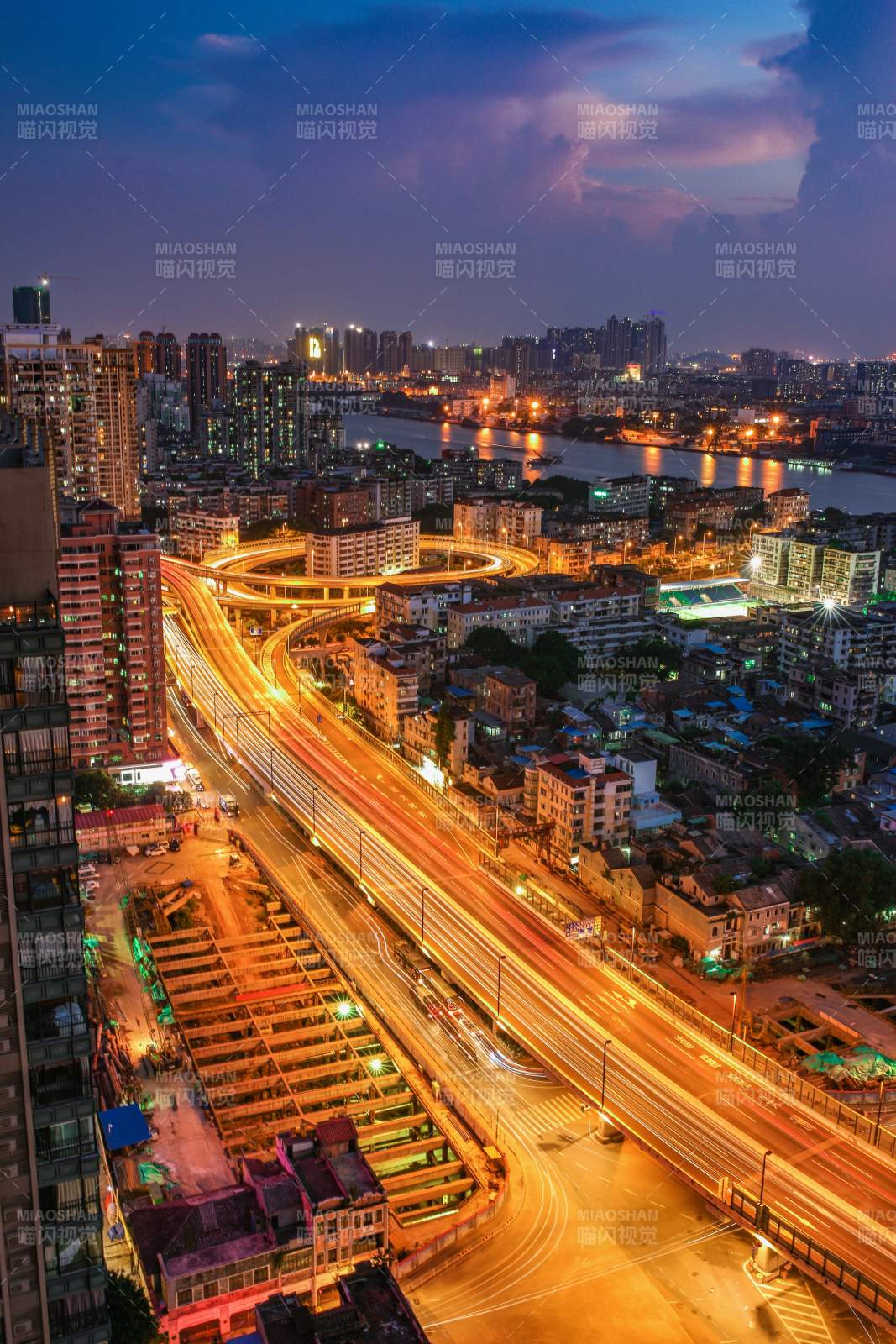 城市夜景與繁忙交通