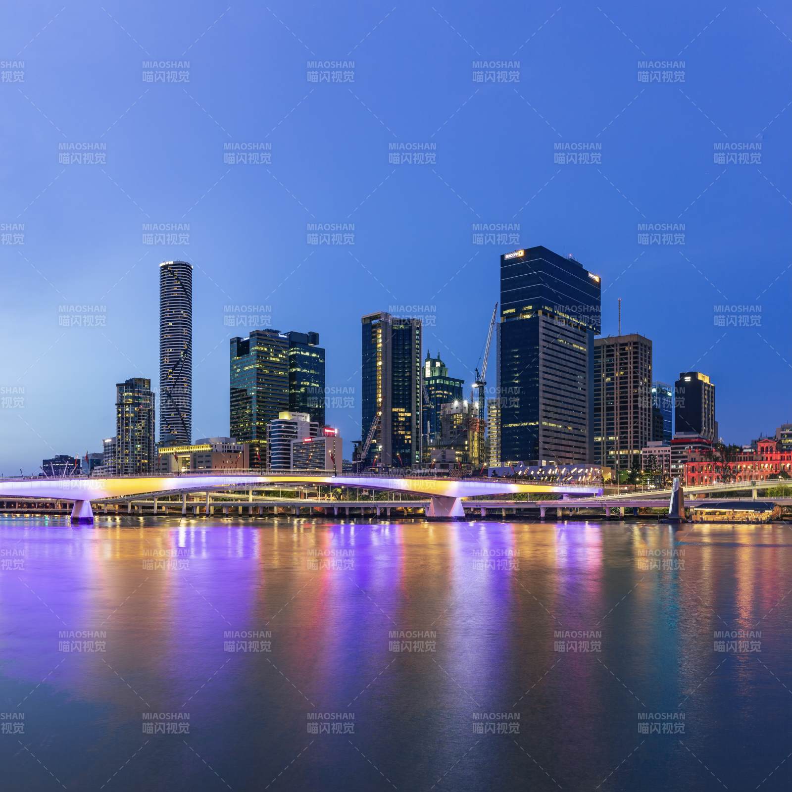 夜幕下的城市天際線