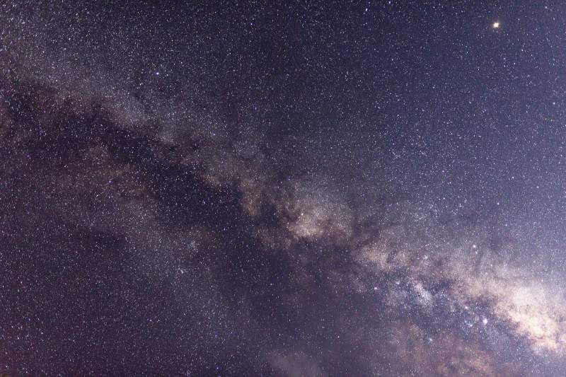 銀河橫跨夜空星辰璀璨