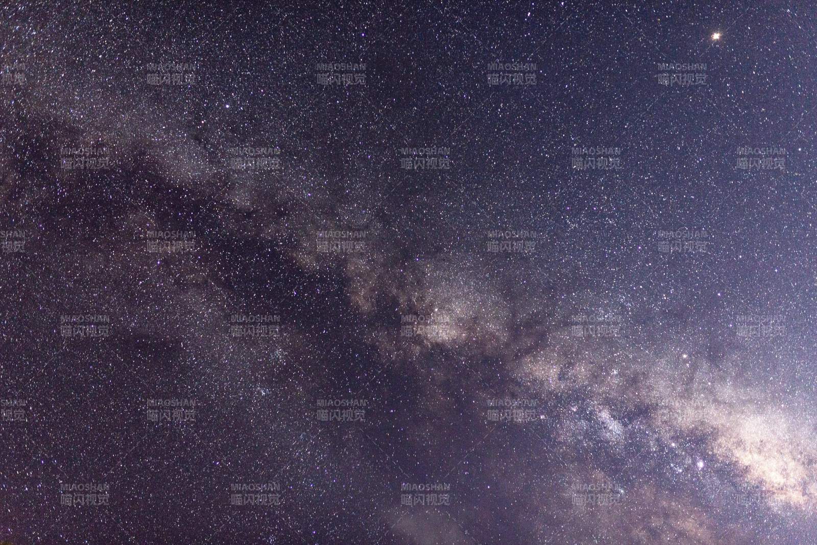 銀河橫跨夜空星辰璀璨