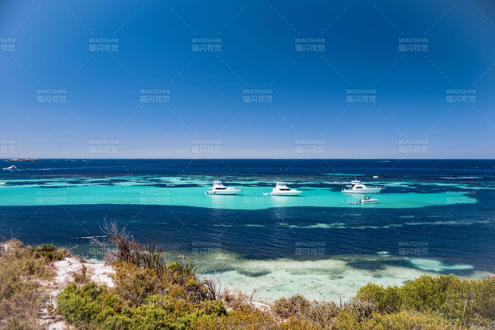 碧海藍(lán)天 游艇停泊美景