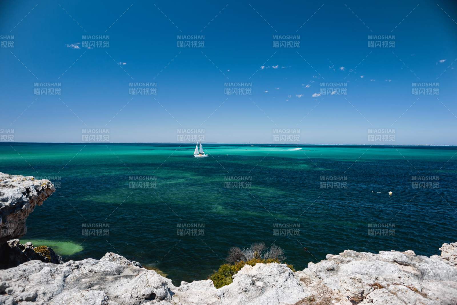 碧海藍天 帆影悠然