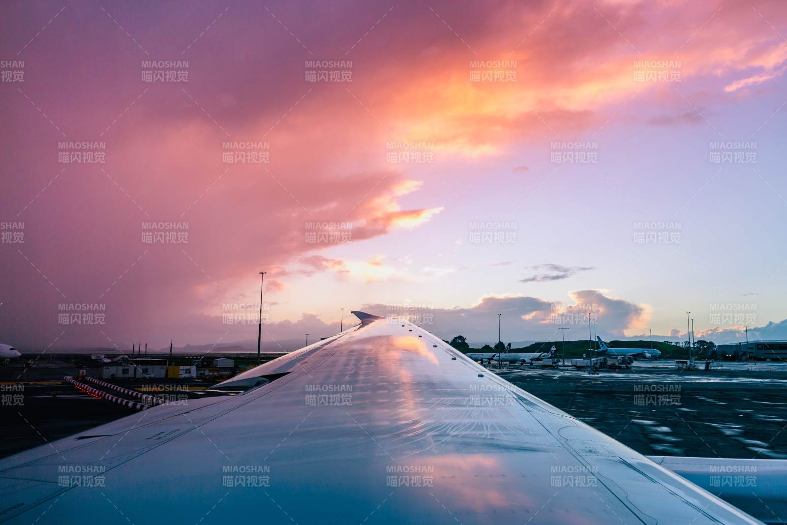 夕陽下的飛機翼影