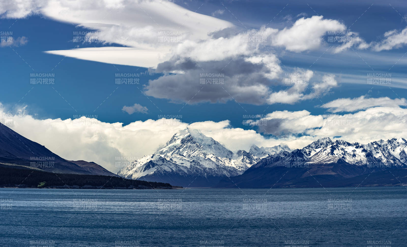 雪山湖景 藍天白云