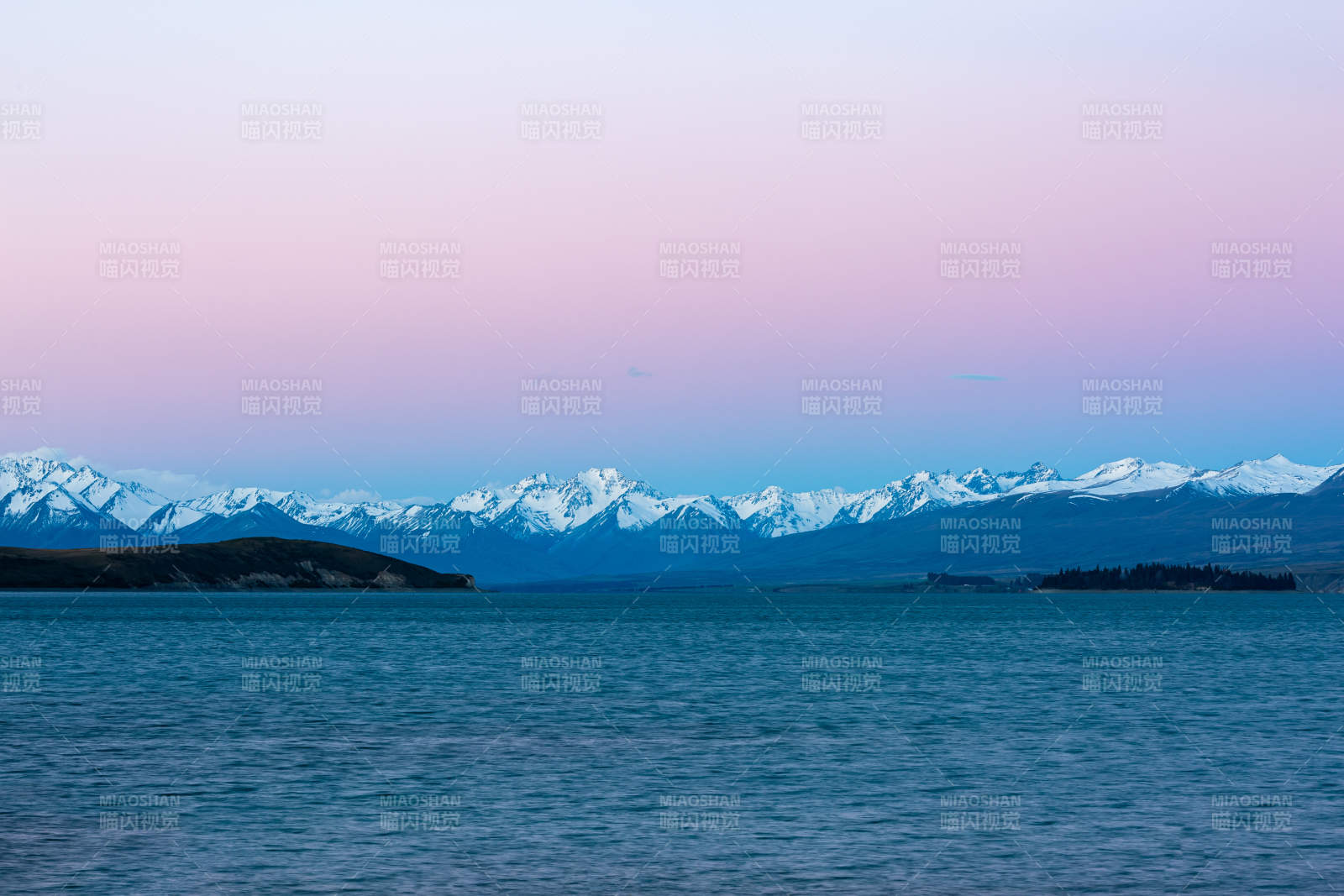 雪山湖畔的寧靜黃昏