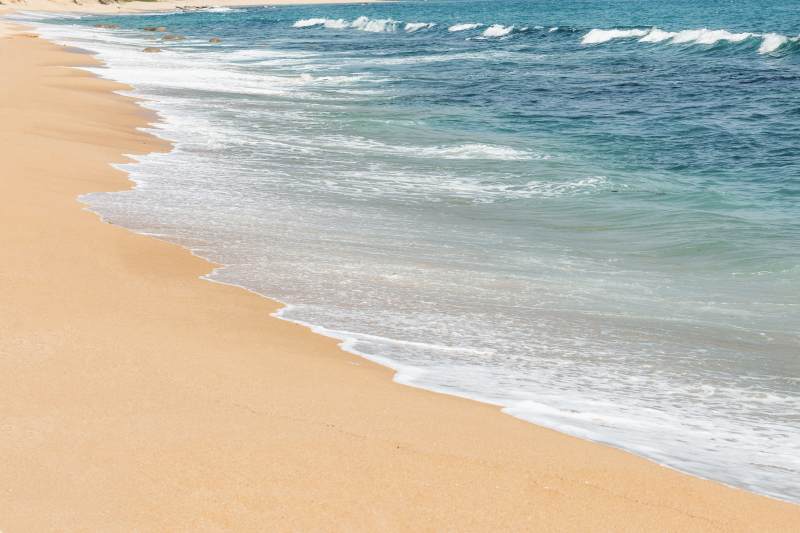 沙灘與海浪的寧靜美景