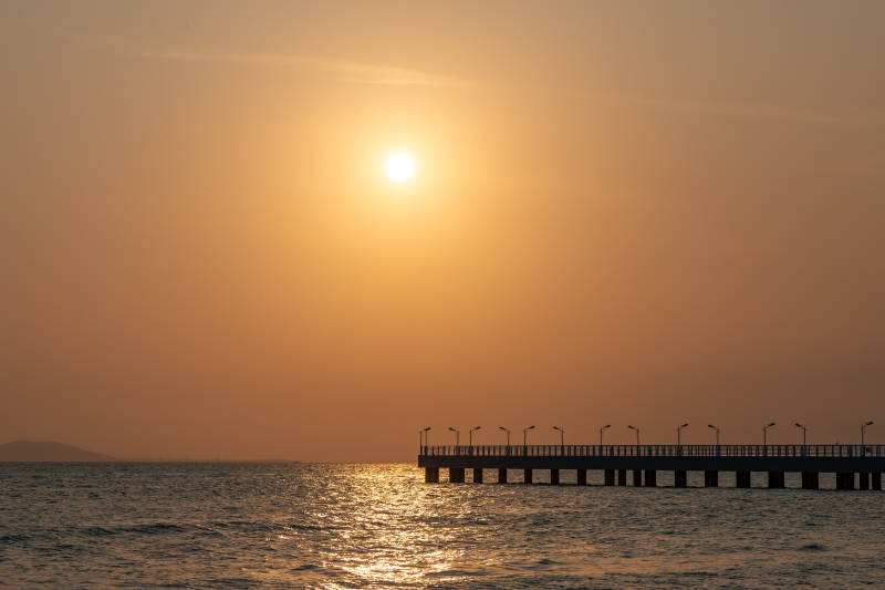 夕陽下的碼頭剪影