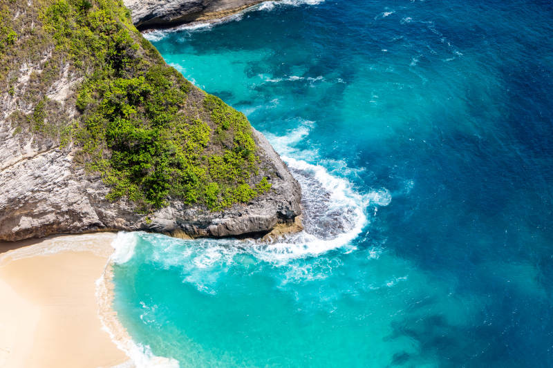 碧海藍天 沙灘綠崖