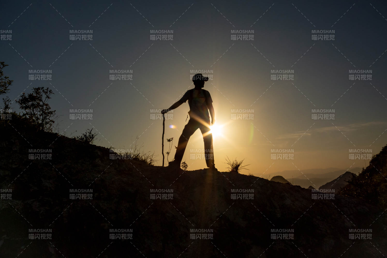 夕陽下的登山者剪影