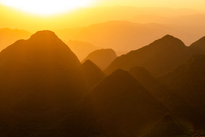 夕陽下的山巒剪影