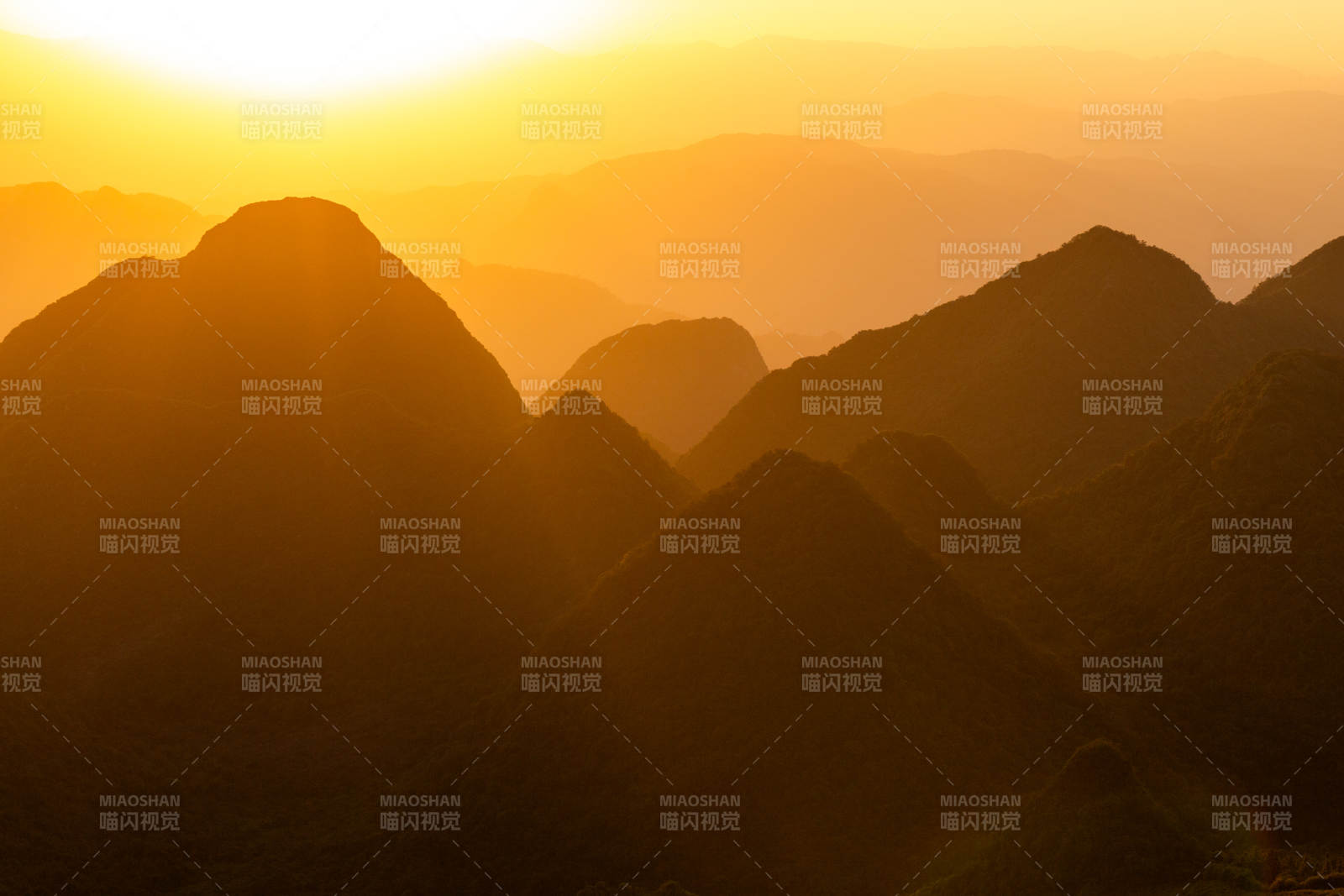 夕陽下的山巒剪影