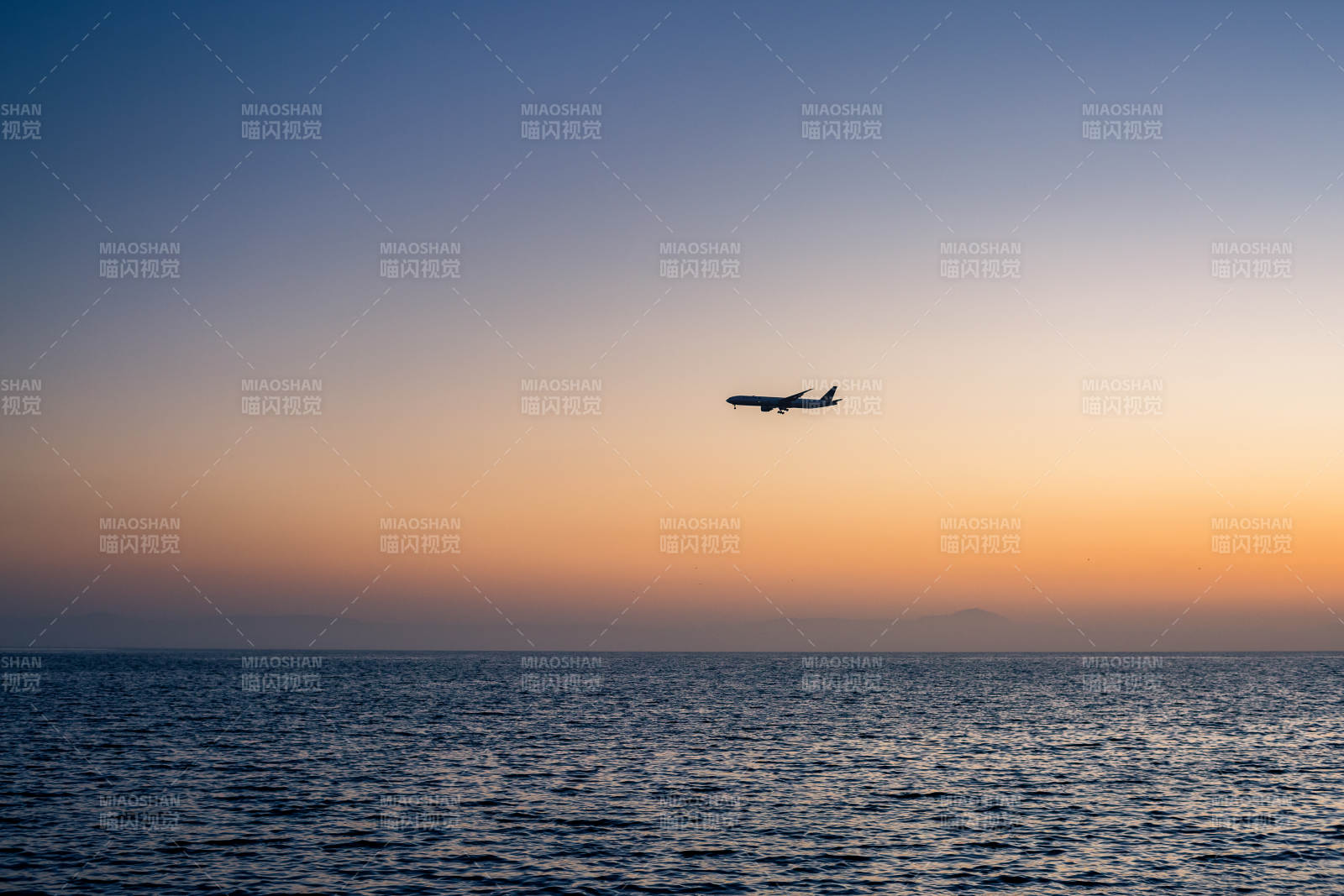 日落時(shí)分 飛機(jī)掠過海面