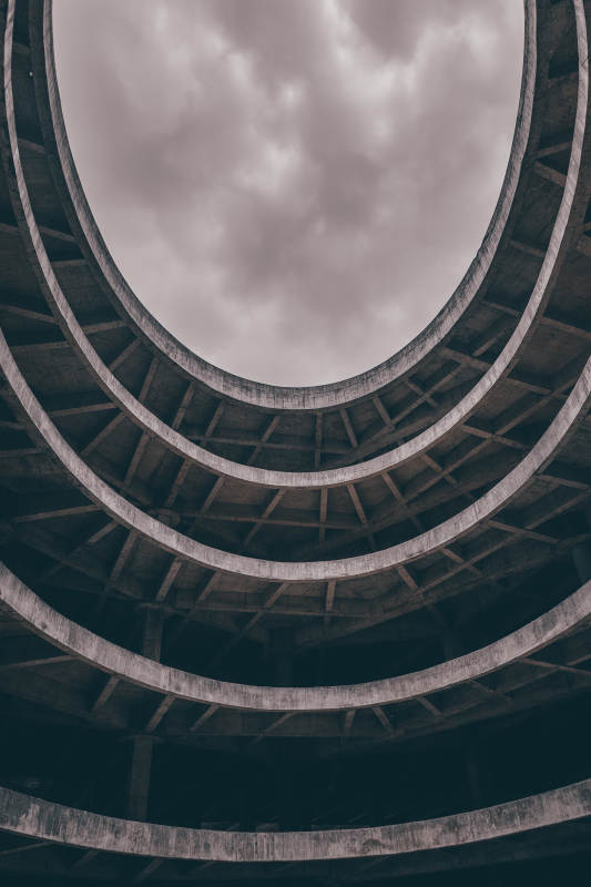 螺旋建筑與陰云天空