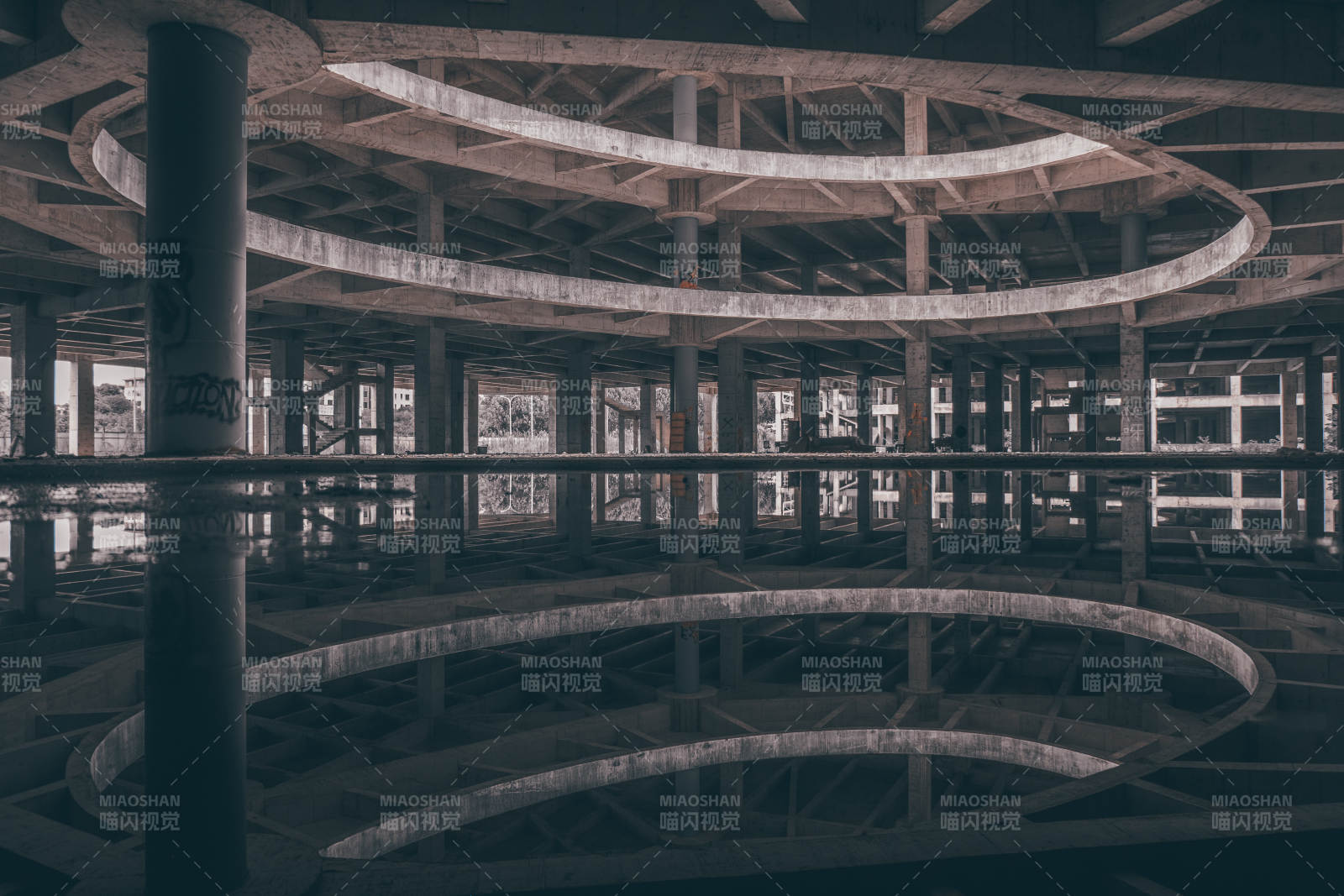 廢棄建筑的鏡像之美