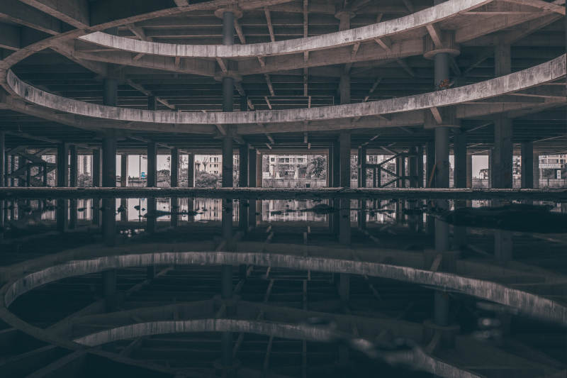 廢棄建筑的幽暗空間