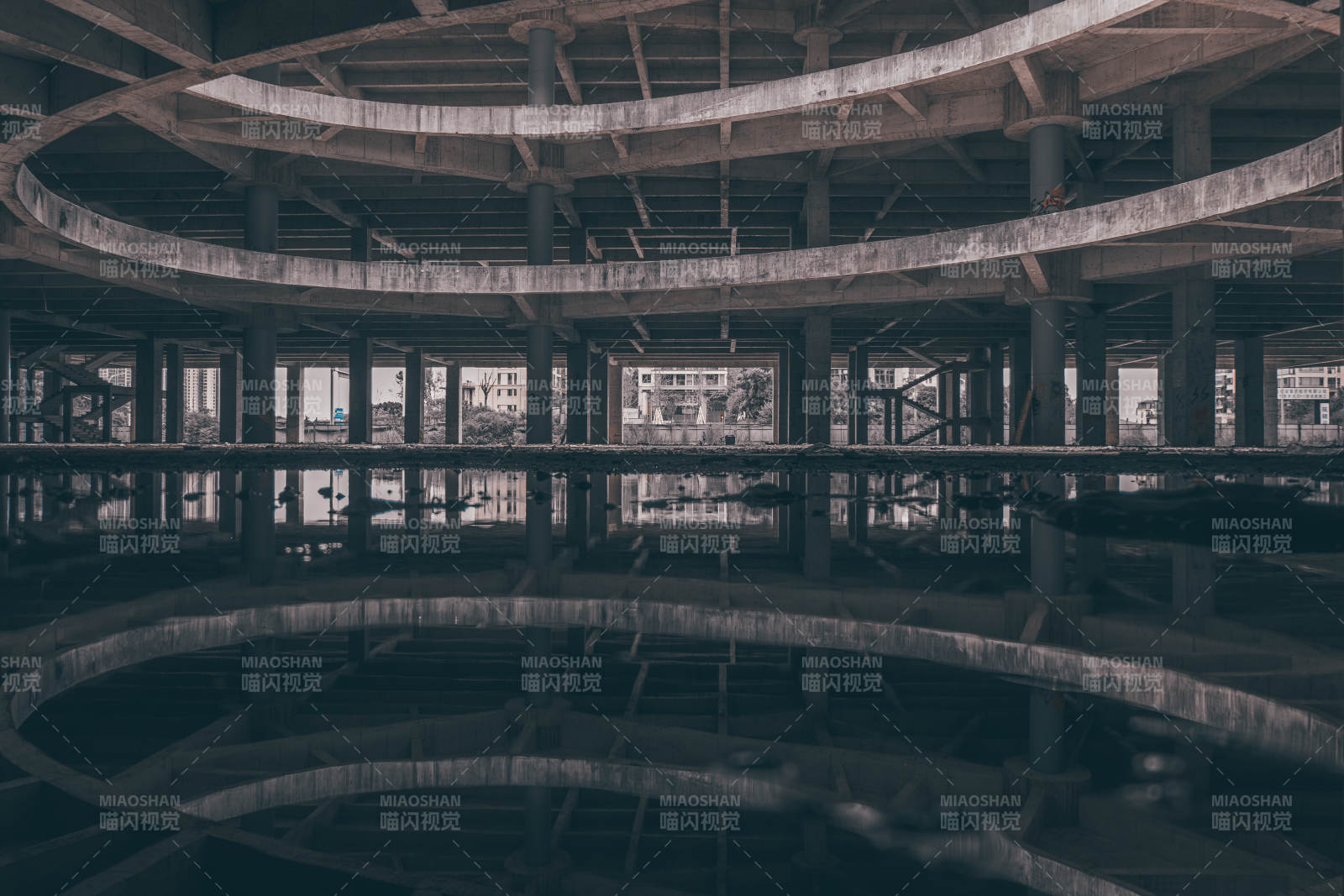 廢棄建筑的幽暗空間