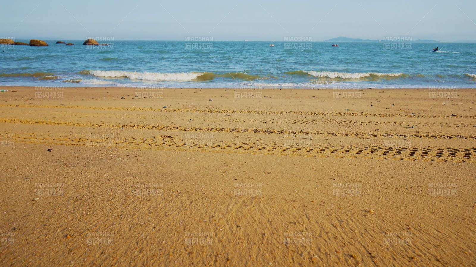 沙灘上的足跡與海浪
