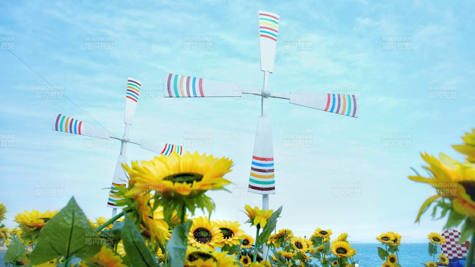 風(fēng)車與向日葵的夏日風(fēng)景