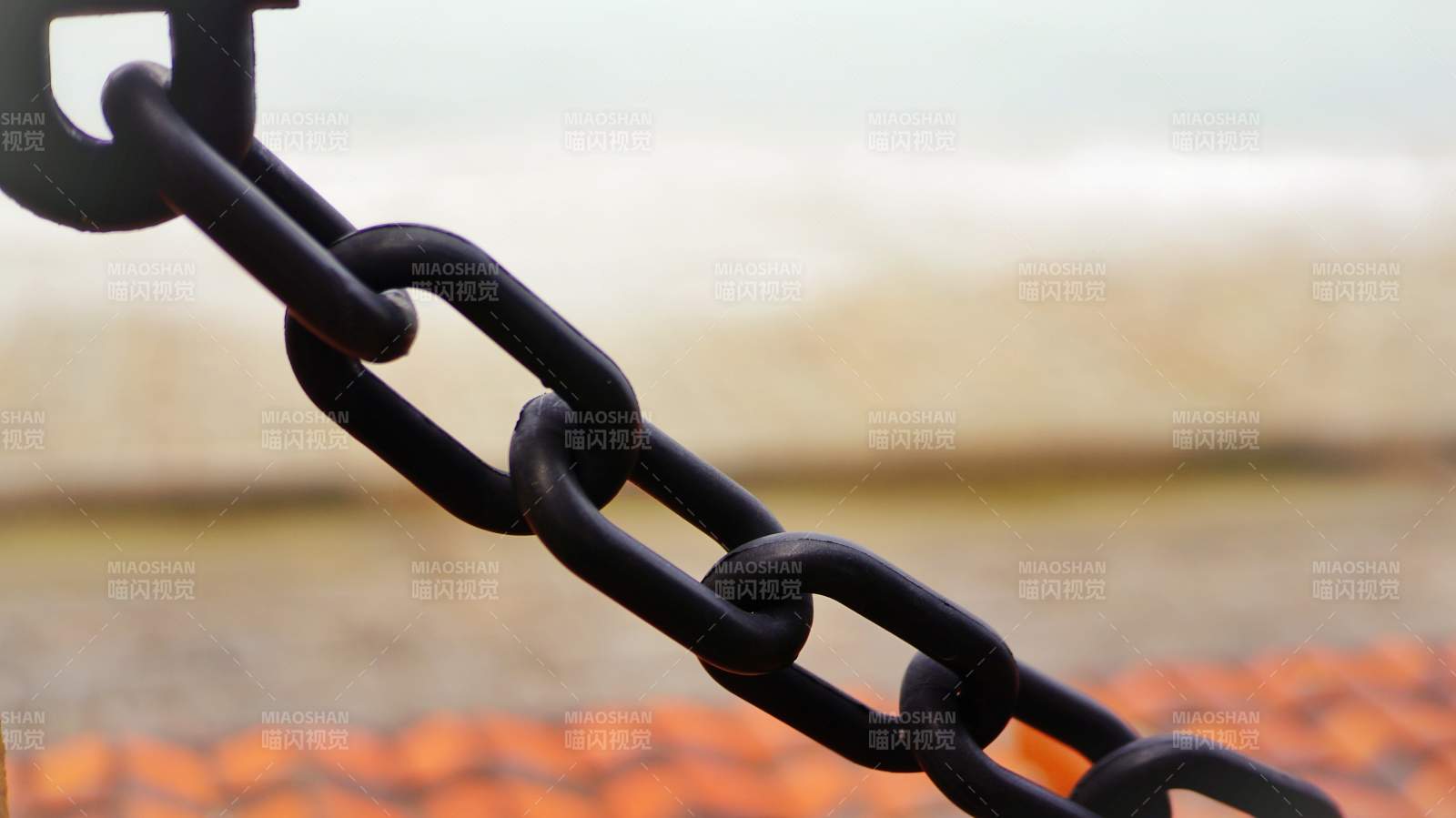 海邊的黑色鏈條特寫